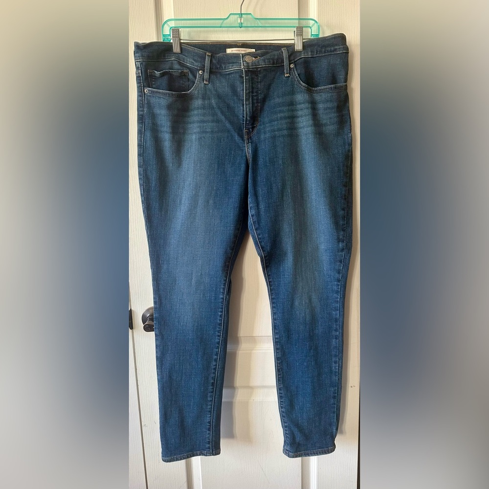 Never worn Women’s Levi 311 Shaping Skinny Jeans.
